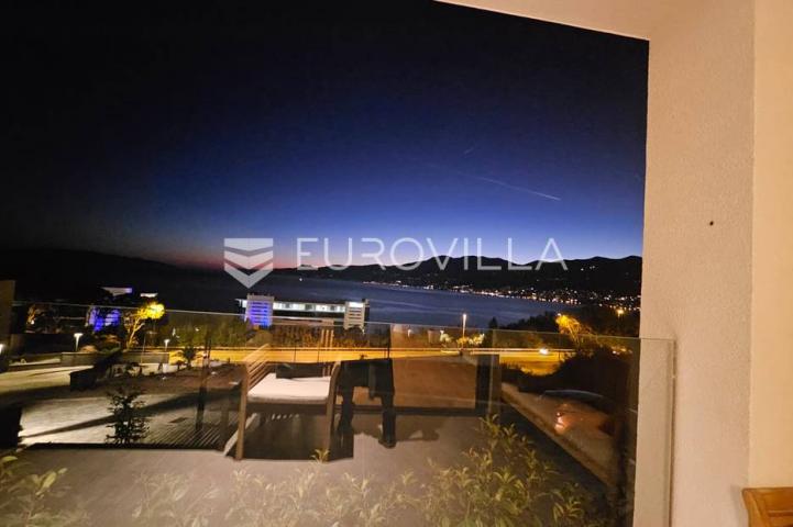 Rijeka, Costabella, luksuzan trosoban stan 101.39 m²