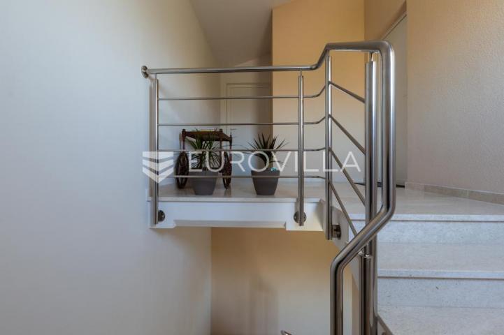 Istra, Vodnjan, dvosoban stan, 2 parking mjesta, ostava