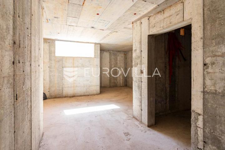 Vodice, prekrasna i prostrana vila s bazenom, 730,25 m²
