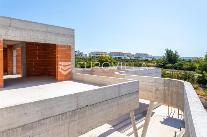 Vodice, prekrasna i prostrana vila s bazenom, 730,25 m²