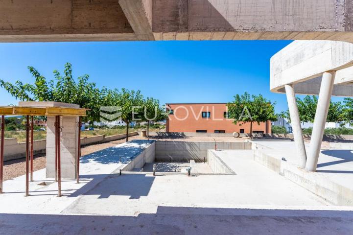 Vodice, prekrasna i prostrana vila s bazenom, 730,25 m²