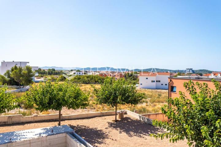 Vodice, prekrasna i prostrana vila s bazenom, 730,25 m²