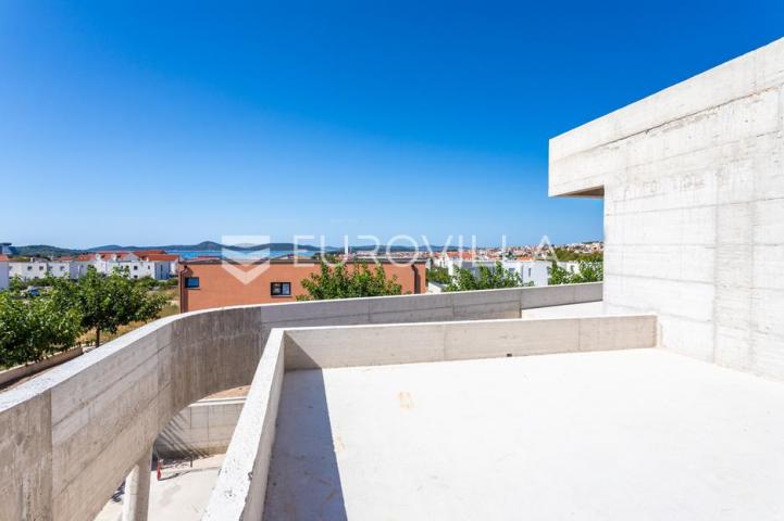 Vodice, prekrasna i prostrana vila s bazenom, 730,25 m²