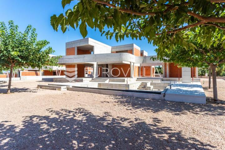 Vodice, prekrasna i prostrana vila s bazenom, 730,25 m²