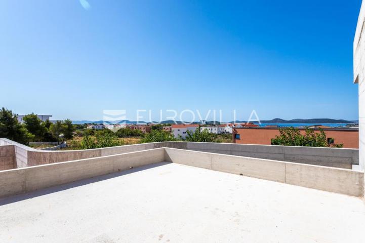 Vodice, prekrasna i prostrana vila s bazenom, 730,25 m²