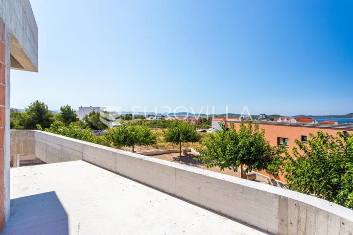 Vodice, prekrasna i prostrana vila s bazenom, 730,25 m²