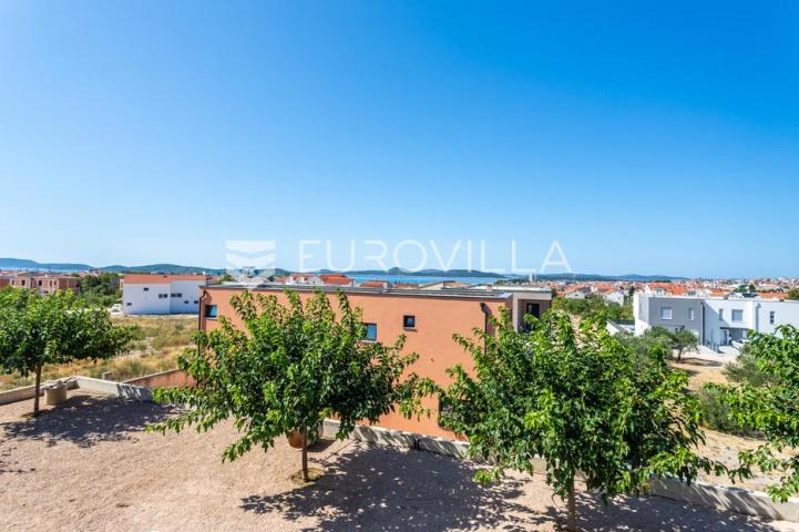 Vodice, prekrasna i prostrana vila s bazenom, 730,25 m²