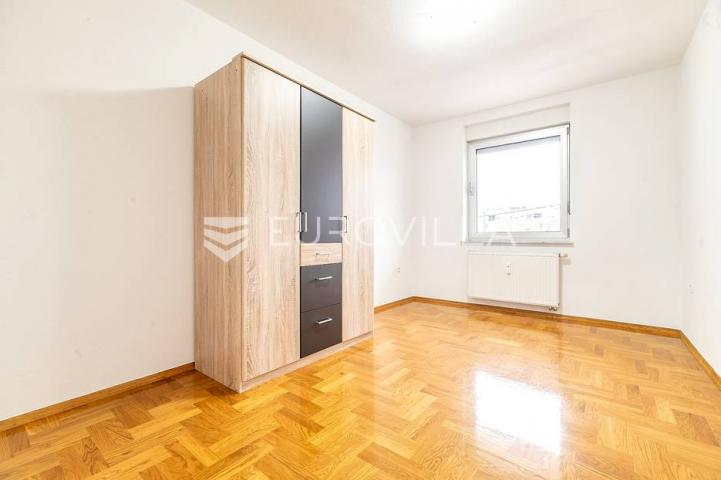 Zagreb, Špansko, četverosoban stan NKP 157.16 m2, terase, parking