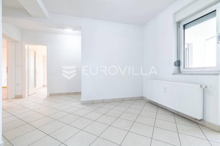 Zagreb, Špansko, četverosoban stan NKP 157.16 m2, terase, parking