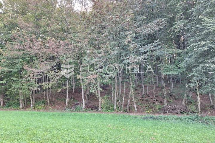 Duga Resa, Mrežnički Brig, građevinsko zemljište 1694 m2, okruženo zelenilom