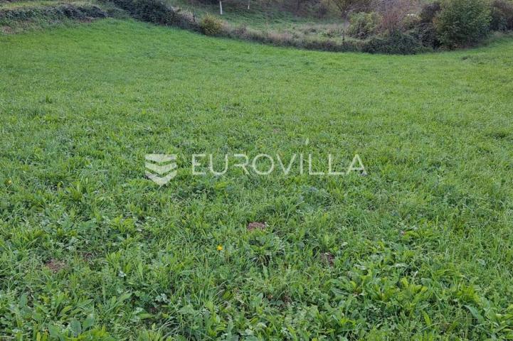 Duga Resa, Mrežnički Brig, građevinsko zemljište 1694 m2, okruženo zelenilom