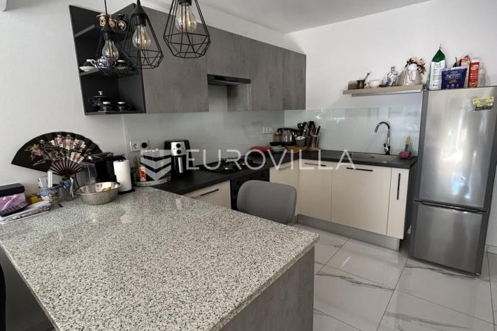 Pula, Gregovica - prodaja dva zasebna stana u novogradnji s vrtom