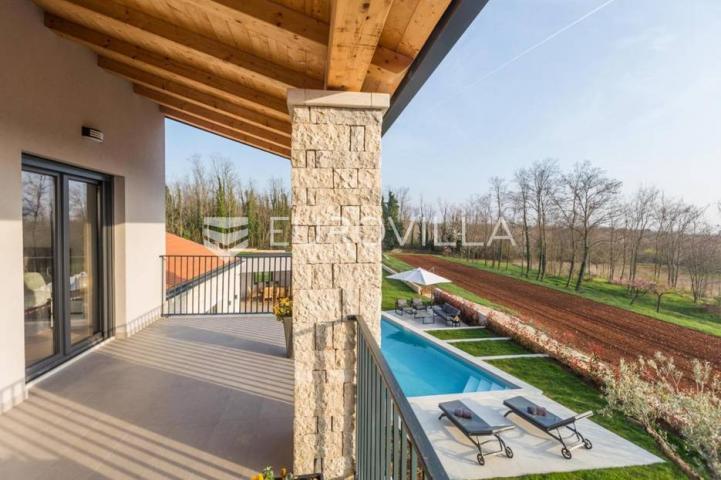 Sveti Lovreč, prekrasna vila s bazenom na uređenoj okućnici od 1874m2