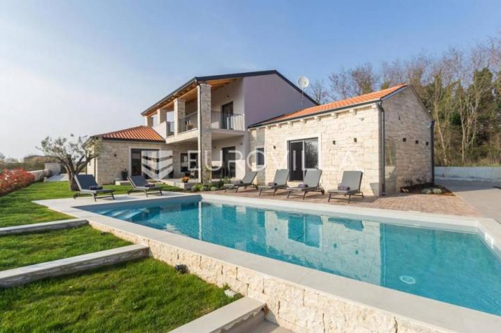 Sveti Lovreč, prekrasna vila s bazenom na uređenoj okućnici od 1874m2