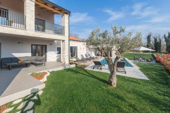 Sveti Lovreč, prekrasna vila s bazenom na uređenoj okućnici od 1874m2