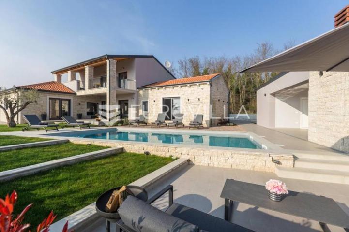 Sveti Lovreč, prekrasna vila s bazenom na uređenoj okućnici od 1874m2