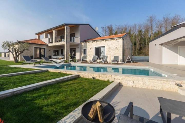 Sveti Lovreč, prekrasna vila s bazenom na uređenoj okućnici od 1874m2