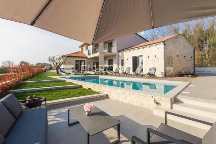 Sveti Lovreč, prekrasna vila s bazenom na uređenoj okućnici od 1874m2