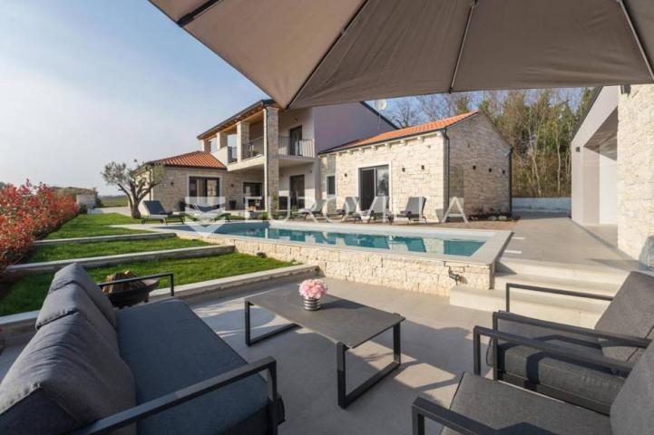 Sveti Lovreč, prekrasna vila s bazenom na uređenoj okućnici od 1874m2