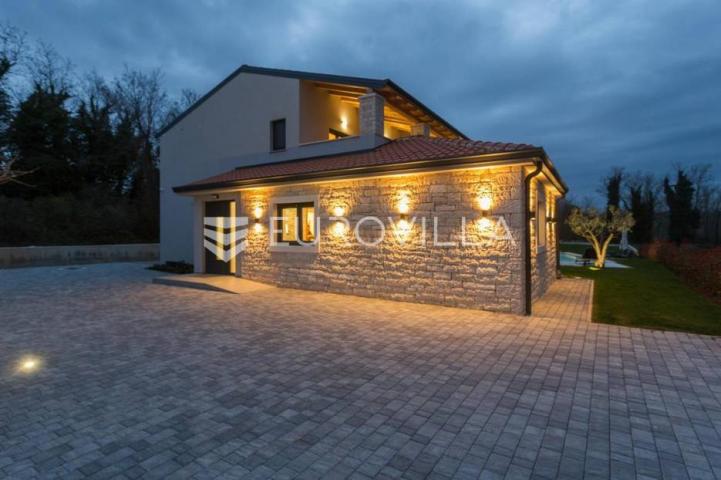Sveti Lovreč, prekrasna vila s bazenom na uređenoj okućnici od 1874m2
