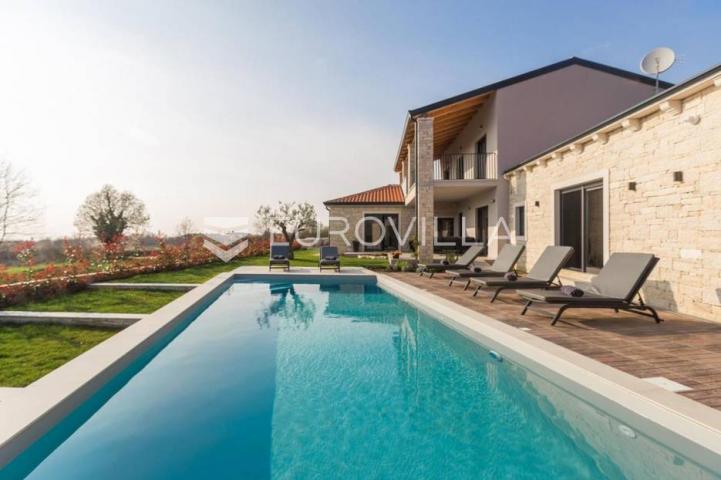 Sveti Lovreč, prekrasna vila s bazenom na uređenoj okućnici od 1874m2