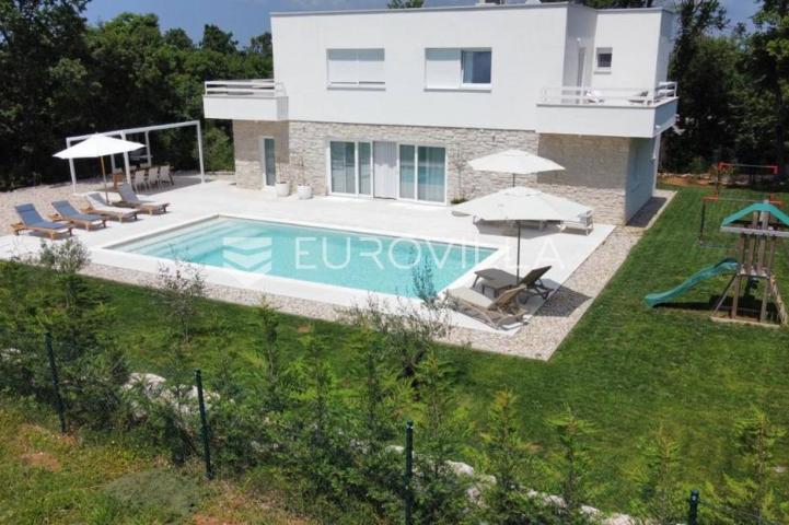 Istra, Žminj, prekrasna vila od 160 m2, na velikoj okućnici od 1100 m2