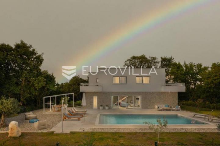 Istra, Žminj, prekrasna vila od 160 m2, na velikoj okućnici od 1100 m2