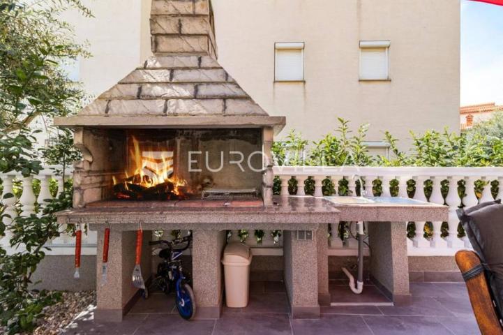 Medulin, trosoban stan sa bazenom, privatni parking, neto korisna površina 80 m²