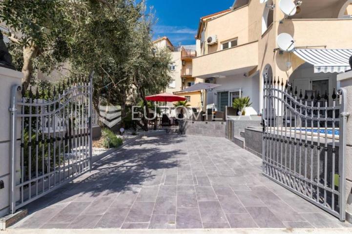 Medulin, trosoban stan sa bazenom, privatni parking, neto korisna površina 80 m²