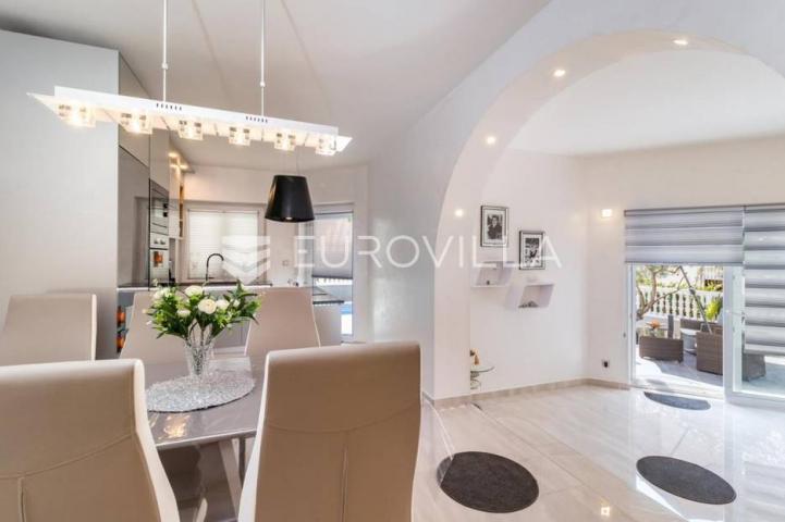 Medulin, trosoban stan sa bazenom, privatni parking, neto korisna površina 80 m²