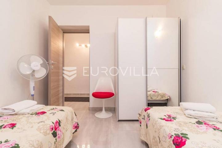Medulin, trosoban stan sa bazenom, privatni parking, neto korisna površina 80 m²