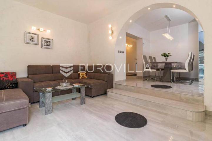 Medulin, trosoban stan sa bazenom, privatni parking, neto korisna površina 80 m²