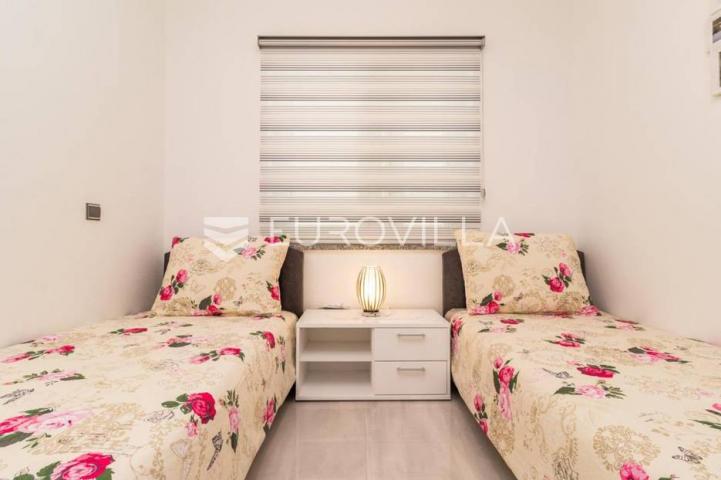 Medulin, trosoban stan sa bazenom, privatni parking, neto korisna površina 80 m²