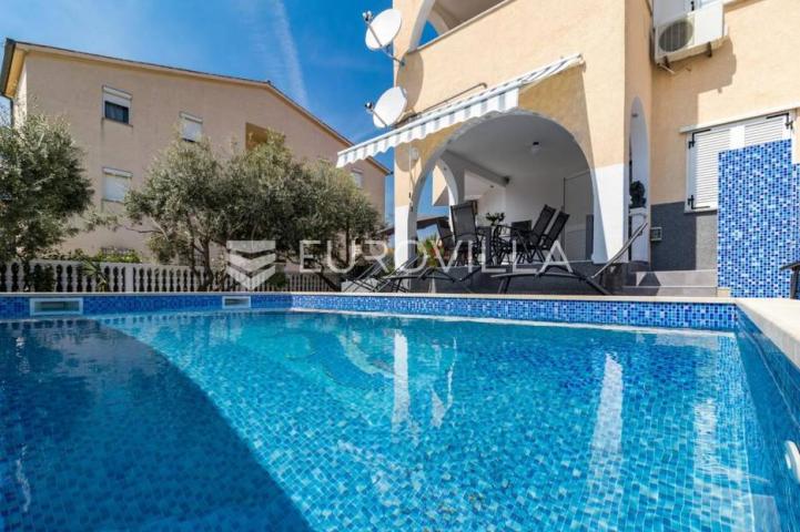 Medulin, trosoban stan sa bazenom, privatni parking, neto korisna površina 80 m²