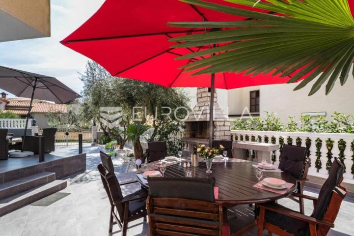 Medulin, trosoban stan sa bazenom, privatni parking, neto korisna površina 80 m²