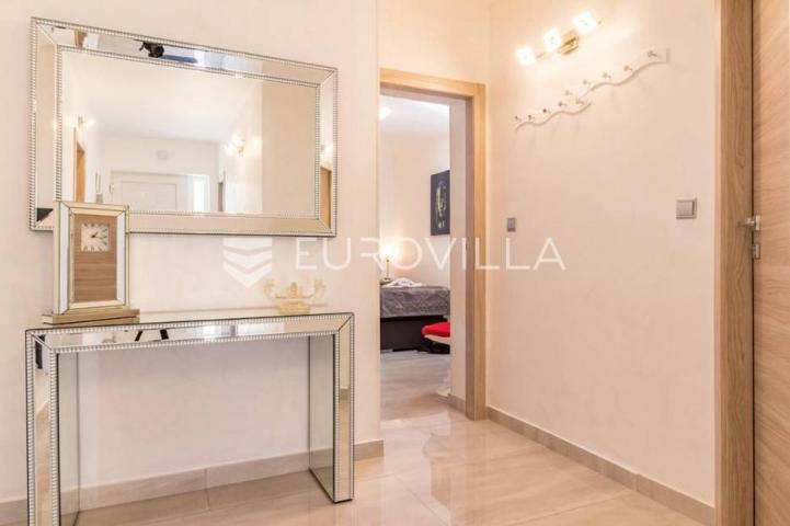 Medulin, trosoban stan sa bazenom, privatni parking, neto korisna površina 80 m²