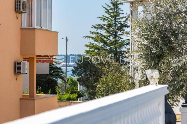 Medulin, trosoban stan sa bazenom, privatni parking, neto korisna površina 80 m²