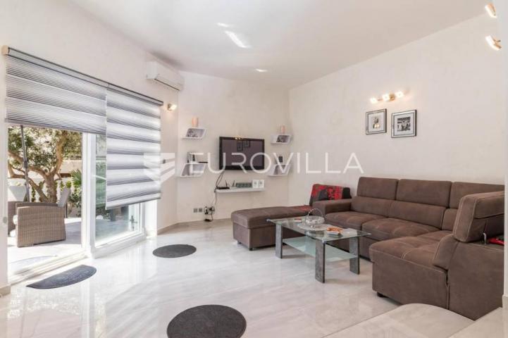 Medulin, trosoban stan sa bazenom, privatni parking, neto korisna površina 80 m²