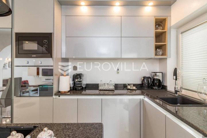 Medulin, trosoban stan sa bazenom, privatni parking, neto korisna površina 80 m²