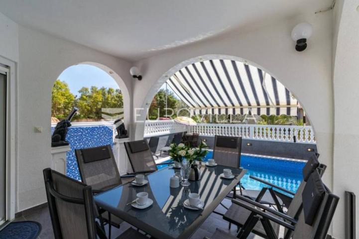 Medulin, trosoban stan sa bazenom, privatni parking, neto korisna površina 80 m²