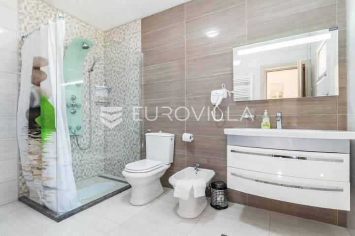 Medulin, trosoban stan sa bazenom, privatni parking, neto korisna površina 80 m²