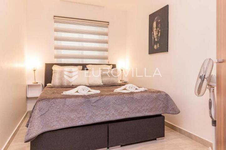 Medulin, trosoban stan sa bazenom, privatni parking, neto korisna površina 80 m²