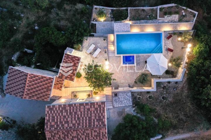 Omiš, Čelina - kamena kuća s panoramskim pogledom 