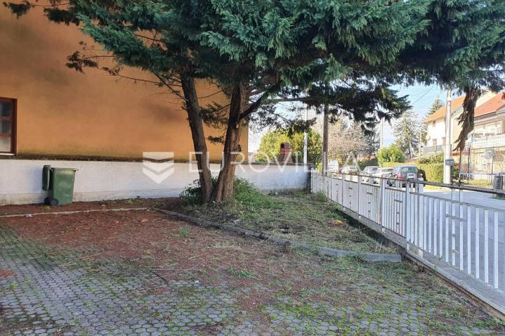 Sesvete stambeno poslovna kuća 290 m2 na zemljištu od 616 m2