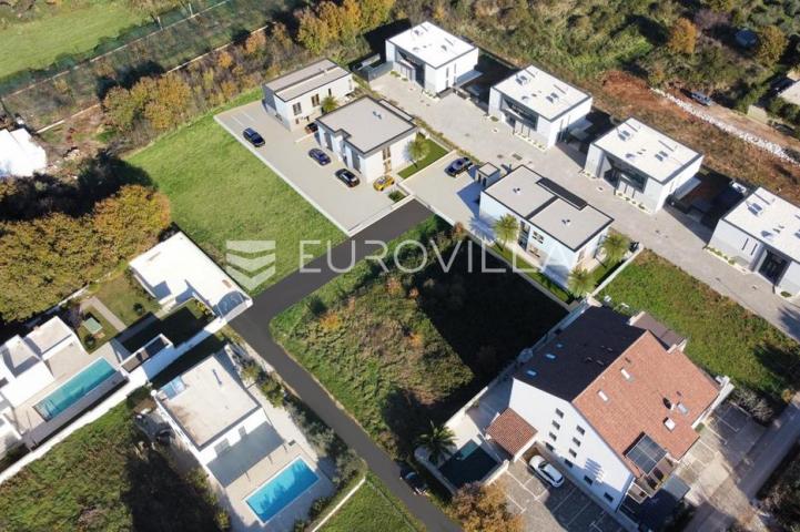 Istra, Ližnjan, moderna dvojna kuća oznake AA, s vrtom 60 m² i bazenom 111 m²