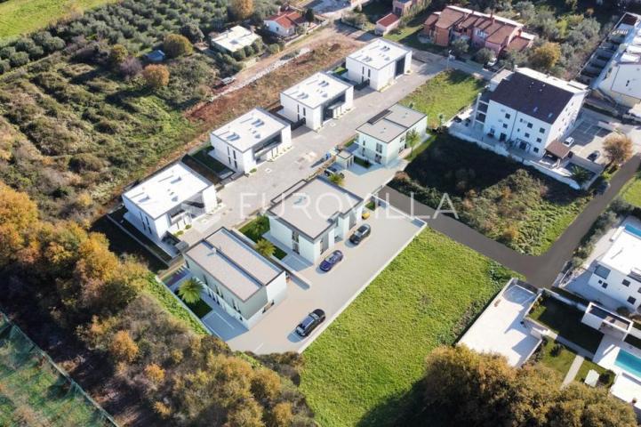 Istra, Ližnjan, moderna dvojna kuća oznake AA, s vrtom 60 m² i bazenom 111 m²