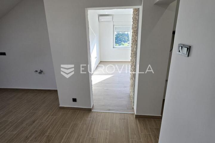 Lužani, Oriovac, Renoviran trosobni stan, 62 m²