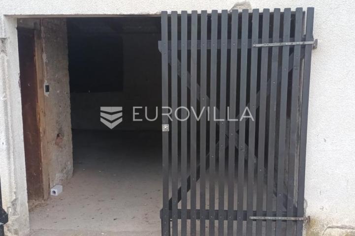 Lužani, Oriovac, Renoviran trosobni stan, 62 m²