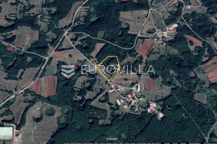 Žminj, veliko poljoprivredno zemljište uz sami asfalt i vile s bazenima
