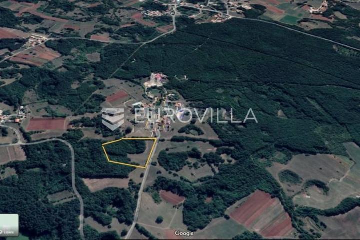 Žminj, veliko poljoprivredno zemljište uz sami asfalt i vile s bazenima